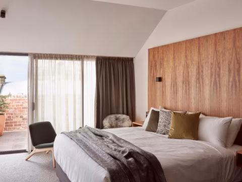 Grove balcony room, Wharfstone Hotel