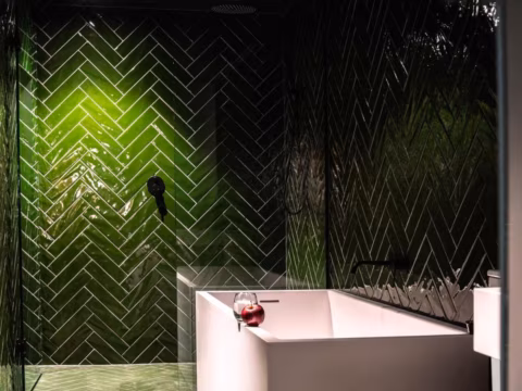 Grove bath room, Wharfstone Hotel