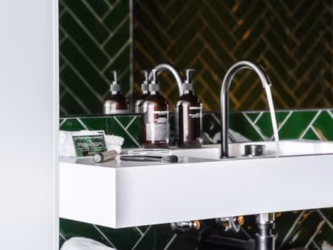 Grove bath room, Wharfstone Hotel